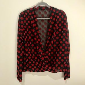 Sheet wrap shirt with red polka dots